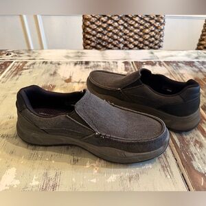 Men’s black size 10 loafers. Skechers.